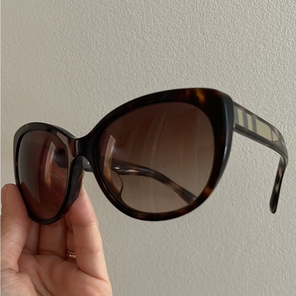 Burberry sunglasses - Picture 7 of 8